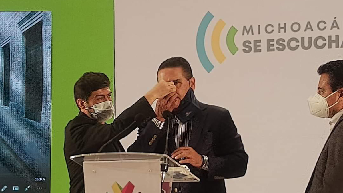 Silvano Aureoles sufre hemorragia nasal durante conferencia; sería secuela de COVID-19