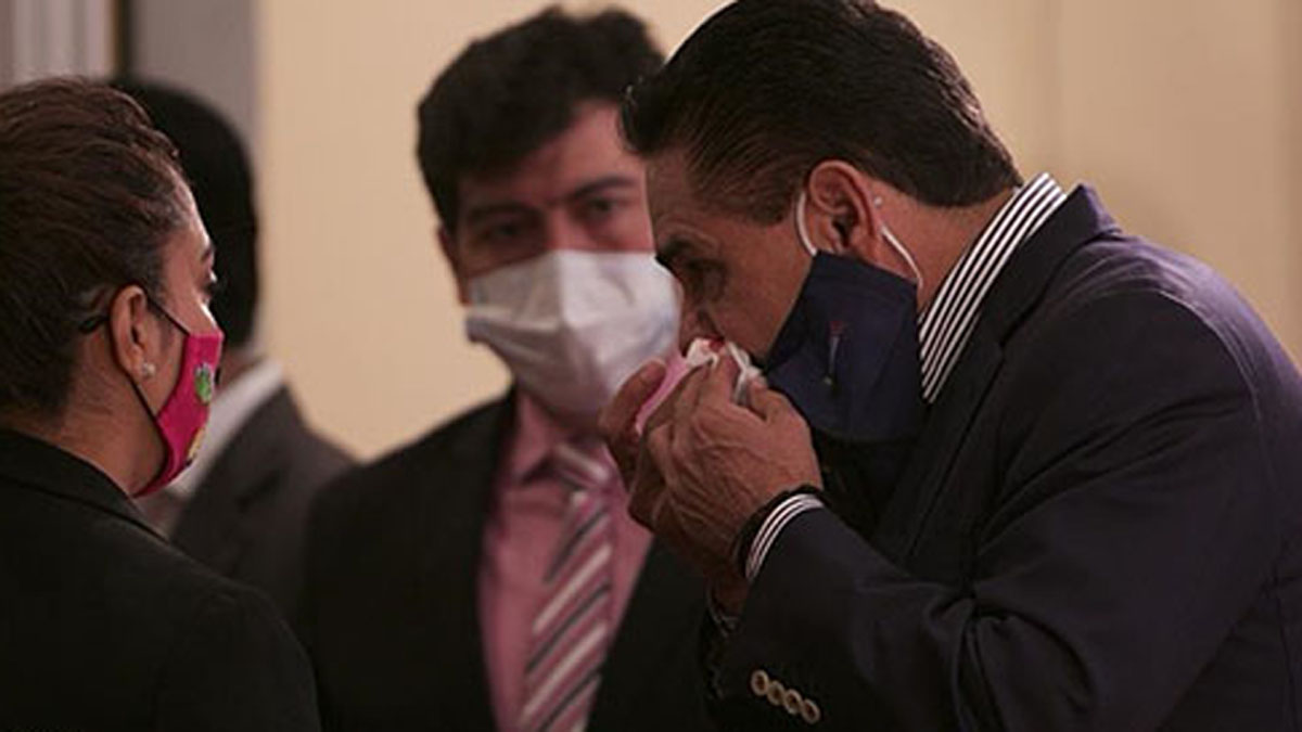 Silvano Aureoles sufre hemorragia nasal durante conferencia; sería secuela de COVID-19 - silvano-aureoles-se-atiende-hemorragia-nasal