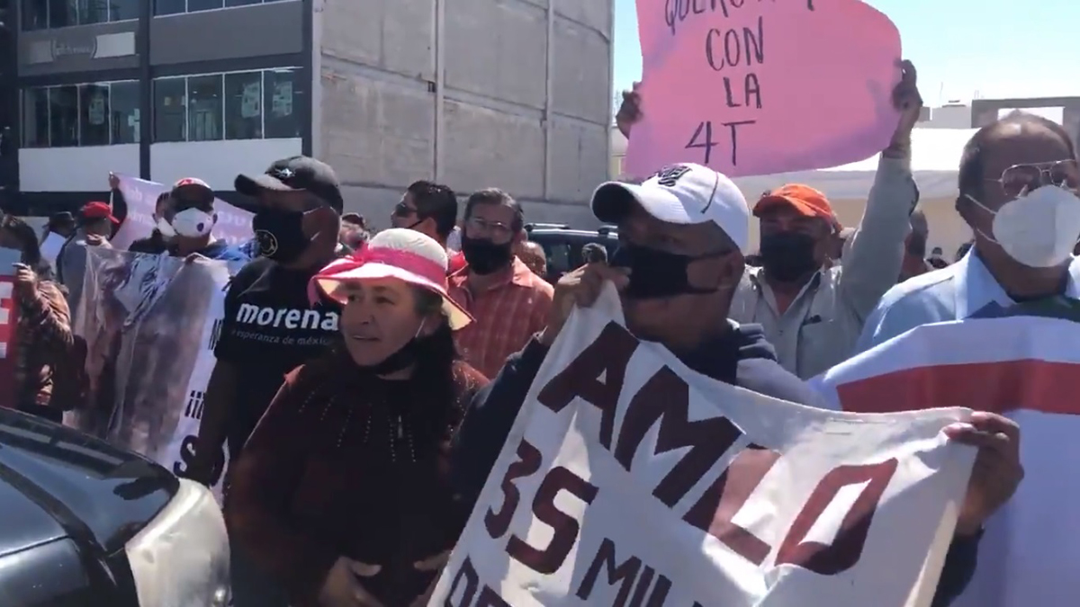 #Video Chocan simpatizantes y opositores a AMLO afuera de Hospital General de Querétaro