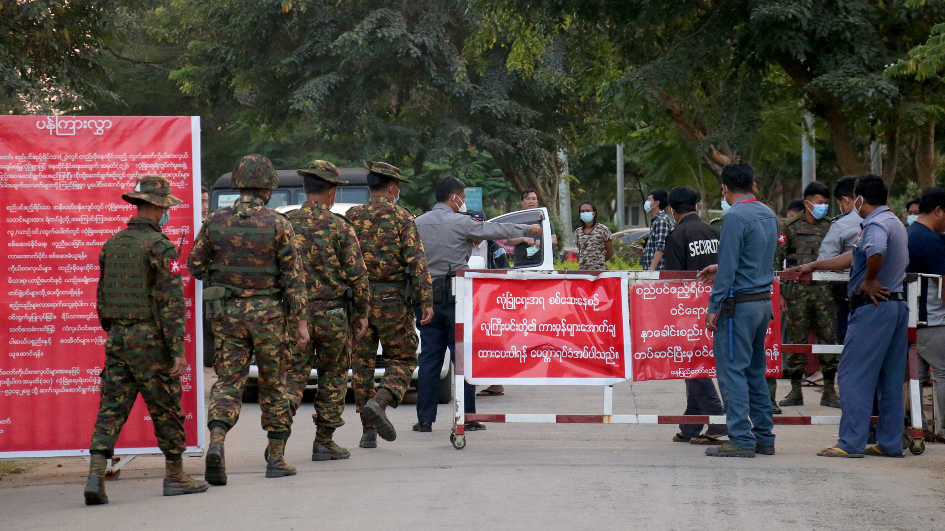 Junta militar en Birmania bloquea internet para frenar protestas - soldados-ingresan-a-parlamento-de-birmania-tras-golpe-de-estado