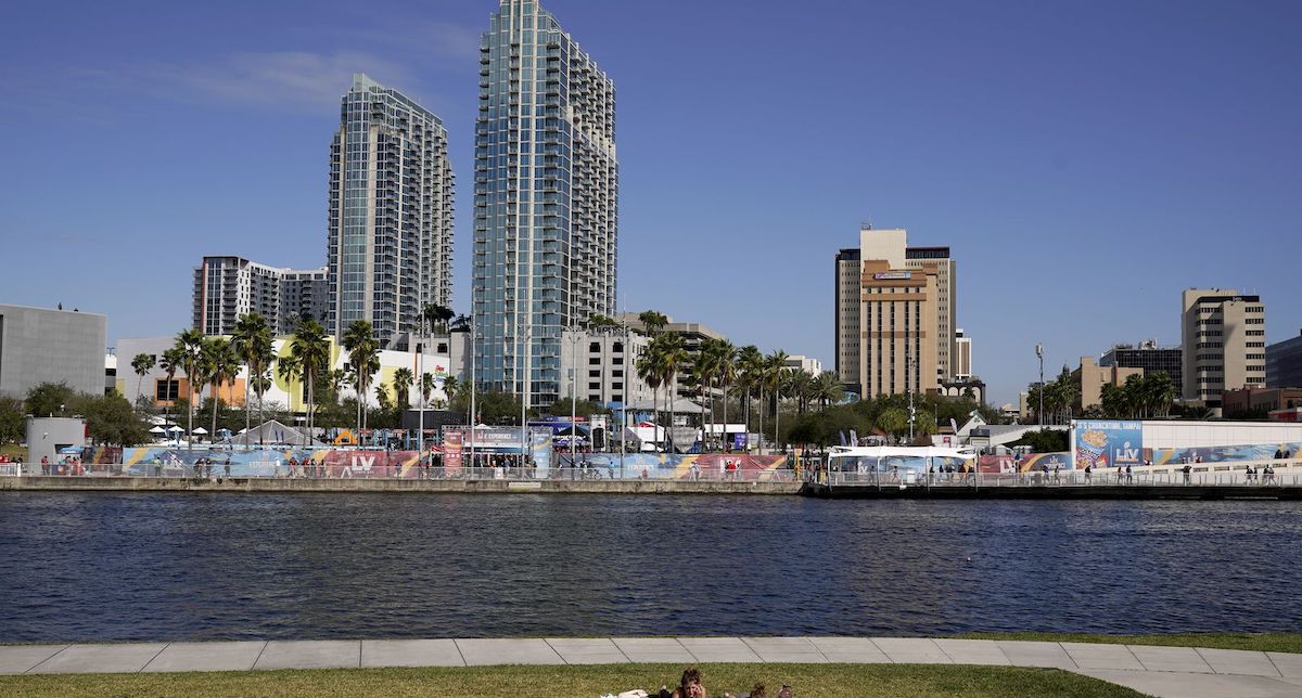 Arrestan a hombre por volar dron en área restringida del Super Bowl LV