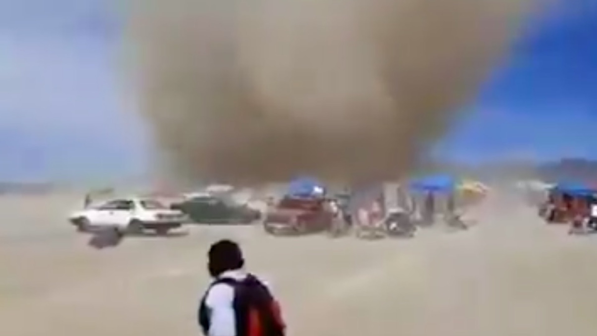 #Video Tolvanera arrasa tianguis en Actopan, Hidalgo