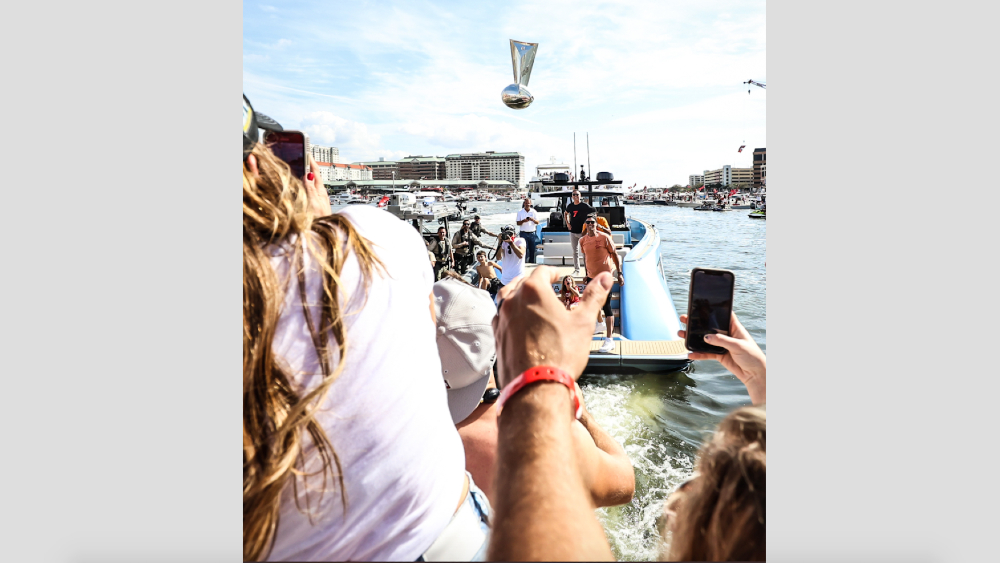 #Video Tom Brady asegura que no recuerda lo que pasó cuando aventó el Vince Lombardi desde un bote