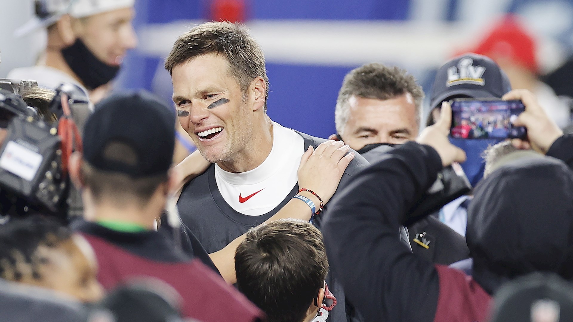 Tom Brady establece marca con su quinto premio de MVP