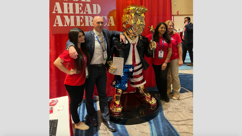 Un Trump dorado, la estatua mexicana estrella del foro de los republicanos