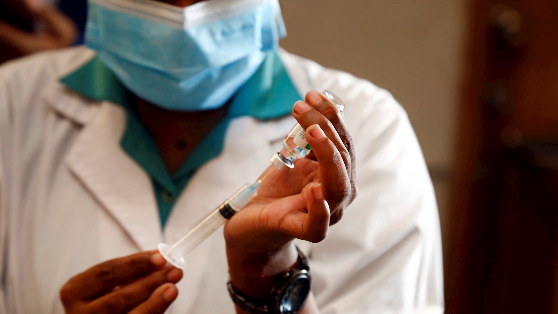 Productores de vacunas deben prepararse para nuevas posibles variantes: GAVI