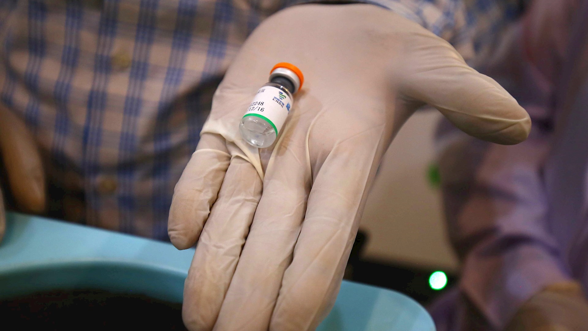 Crece escándalo en Perú por vacunación secreta de funcionarios