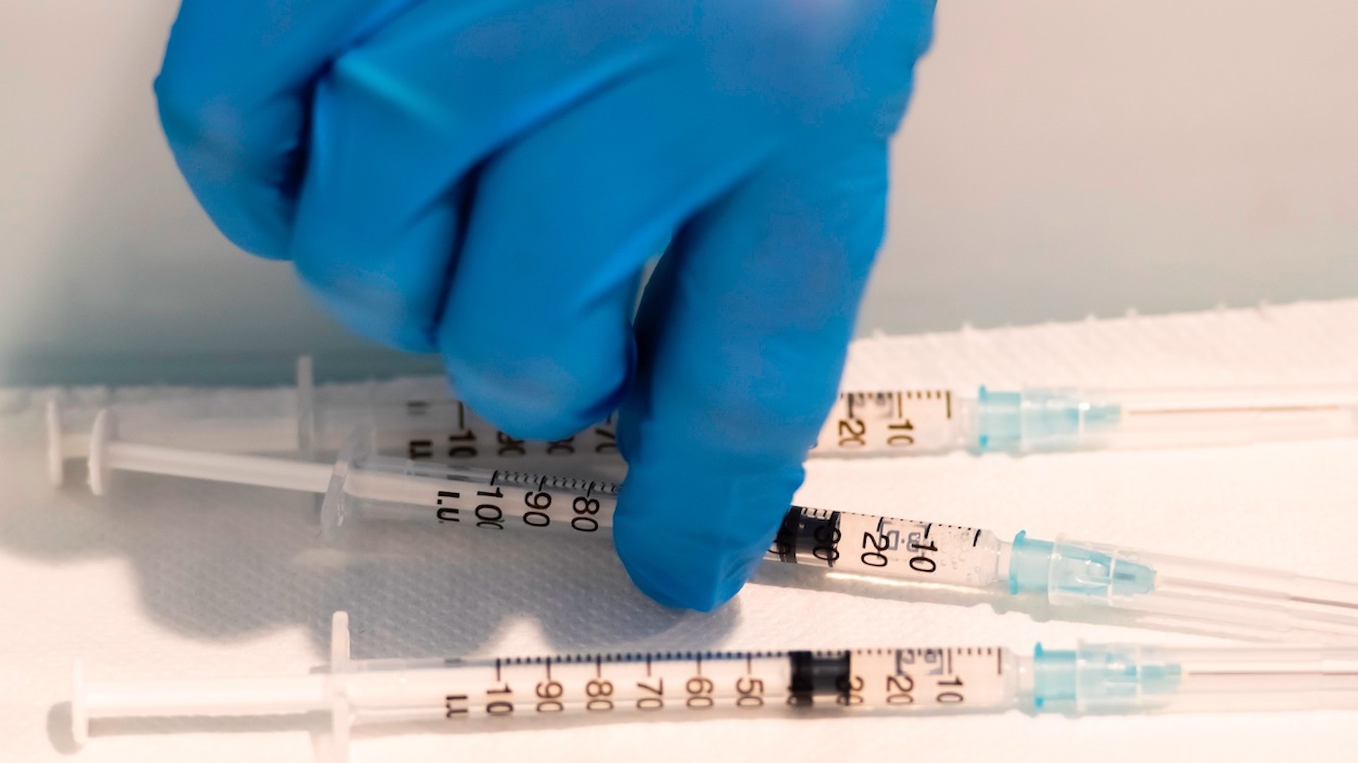 Cofepris otorga autorización de uso de emergencia a vacunas CanSino y CoronaVac contra COVID-19