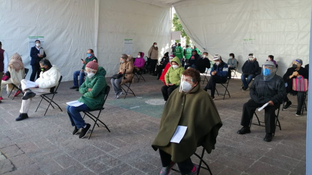 Con retrasos y largas filas, adultos mayores acuden a vacunarse contra COVID-19 en la Ciudad de México Con retrasos y largas filas, adultos mayores acuden a vacunarse contra COVID-19 en la Ciudad de México