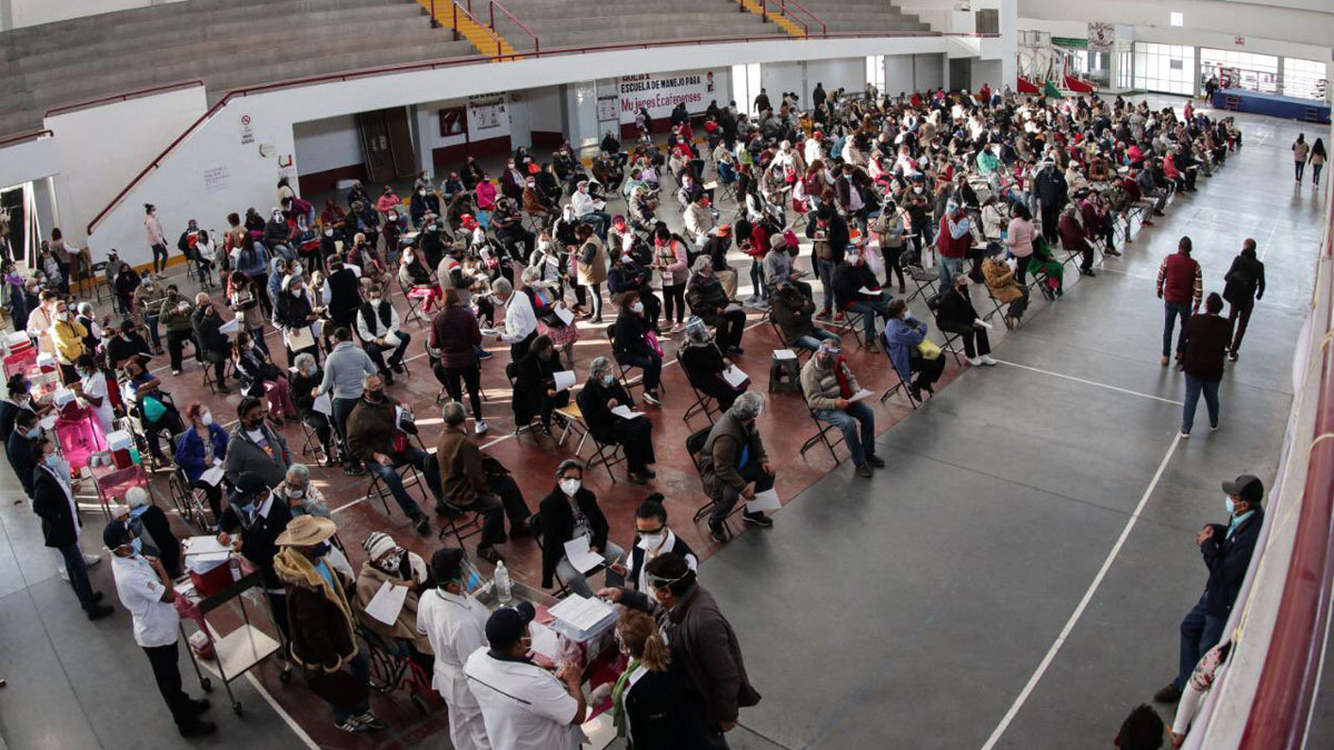 Caos y largas filas bajo el sol en primer día de vacunación de adultos mayores en Ecatepec - vacunacion-contra-covid-19-de-adultos-mayores-al-interior-de-centro-cultural-y-deportivo-en-las-americas