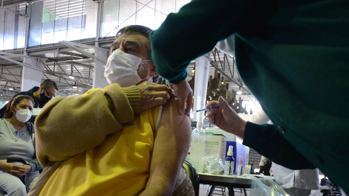 Continúa vacunación en CDMX; hoy toca a adultos mayores cuyo primer apellido inicia con M