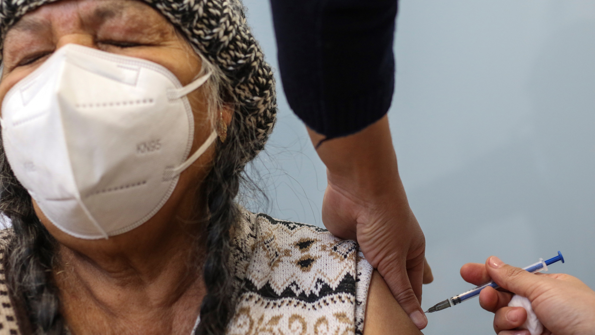 Aplican más de 23 mil dosis a adultos mayores en primer día de vacunación contra COVID-19