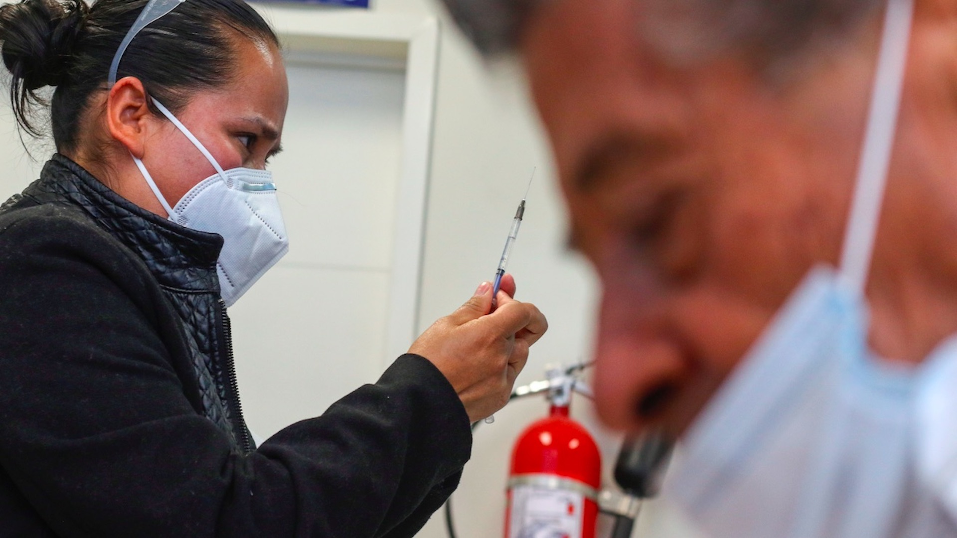 México comienza la vacunación a mayores de 60 años con problemas logísticos