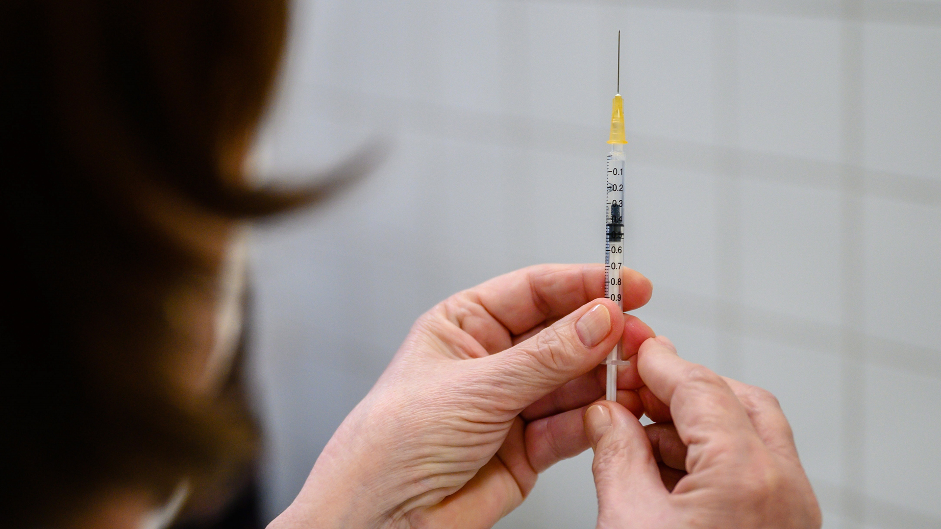 Fauci defiende no retrasar segunda dosis de vacuna contra COVID-19