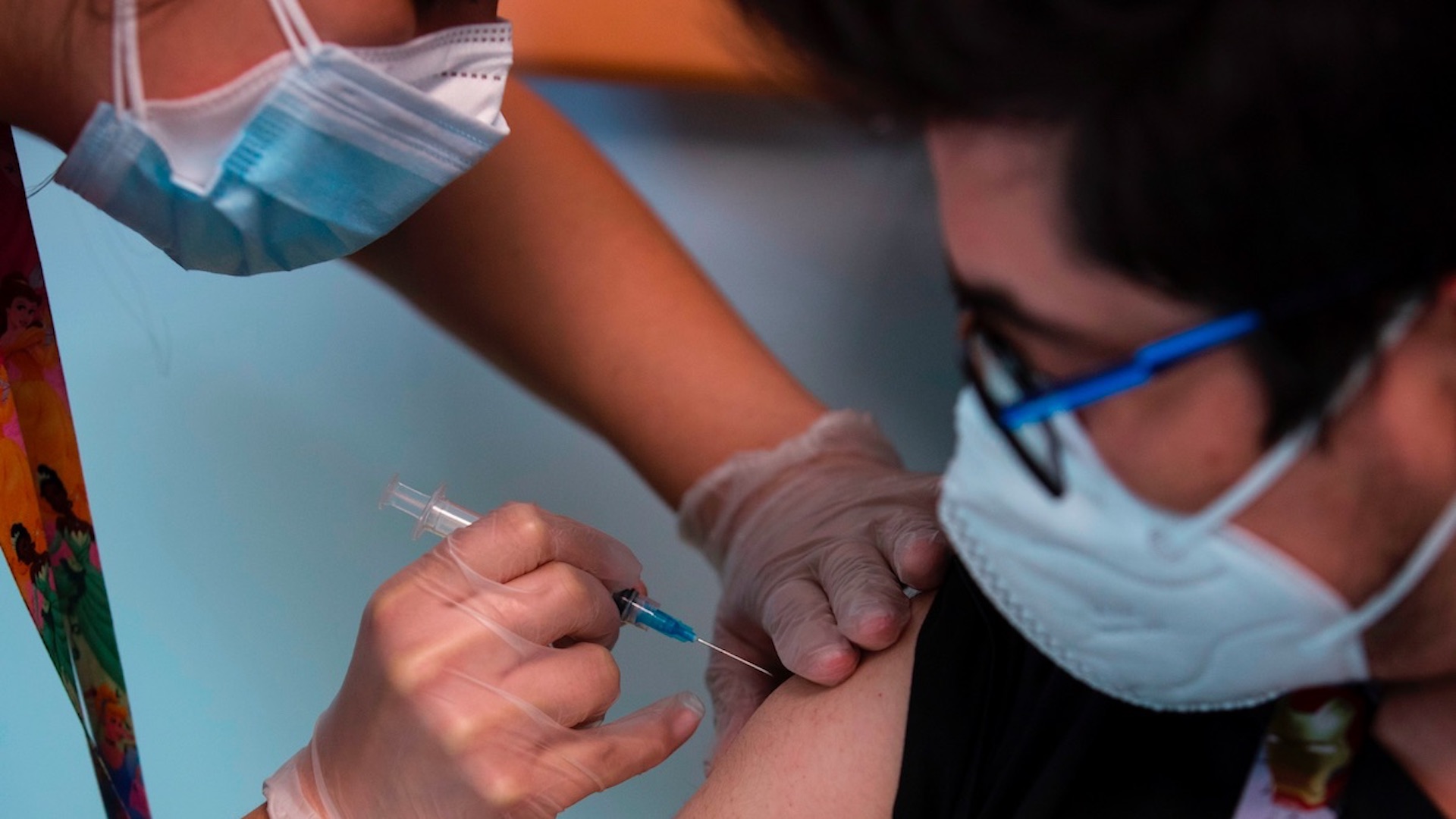 “No hay razón biológica para pensar que es desventajosa la combinación de vacunas contra COVID-19”, aclara López-Gatell