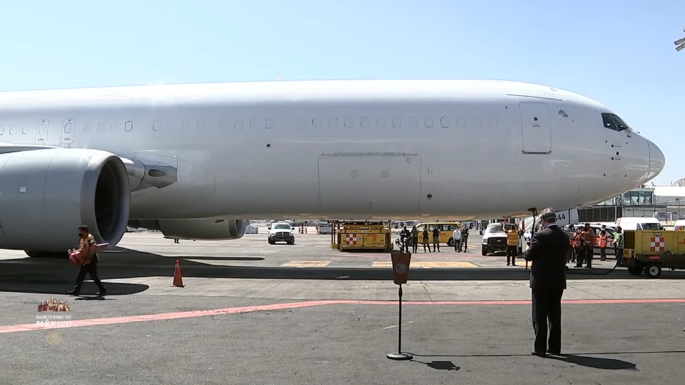Llega a CDMX avión con nuevo embarque de vacunas contra COVID-19 de Pfizer