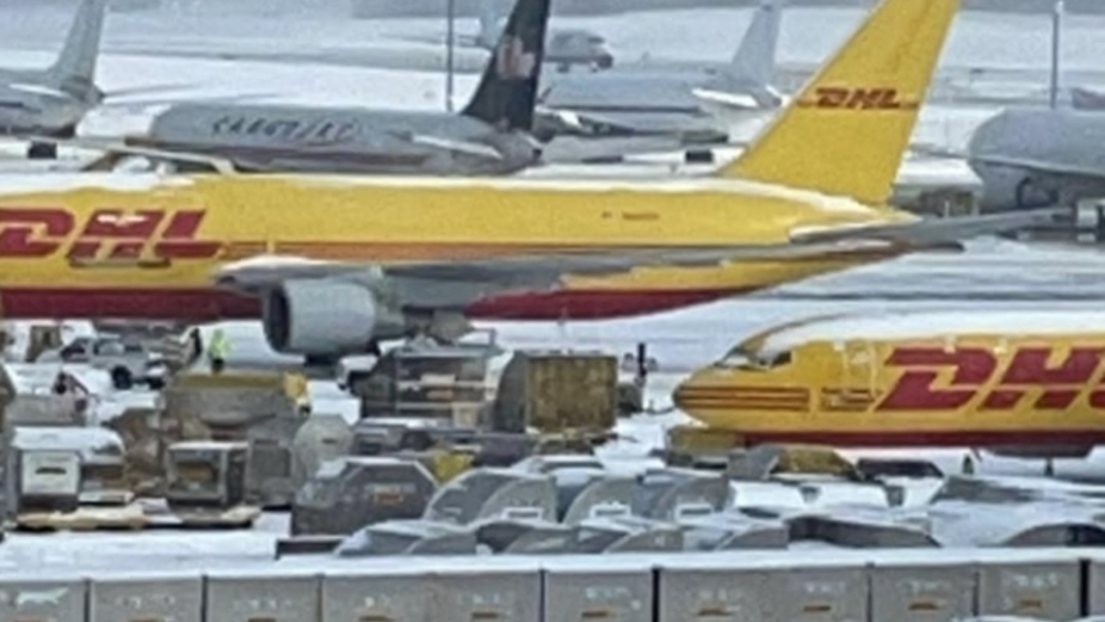 Llega primer avión con embarque de vacunas contra COVID-19 de Pfizer