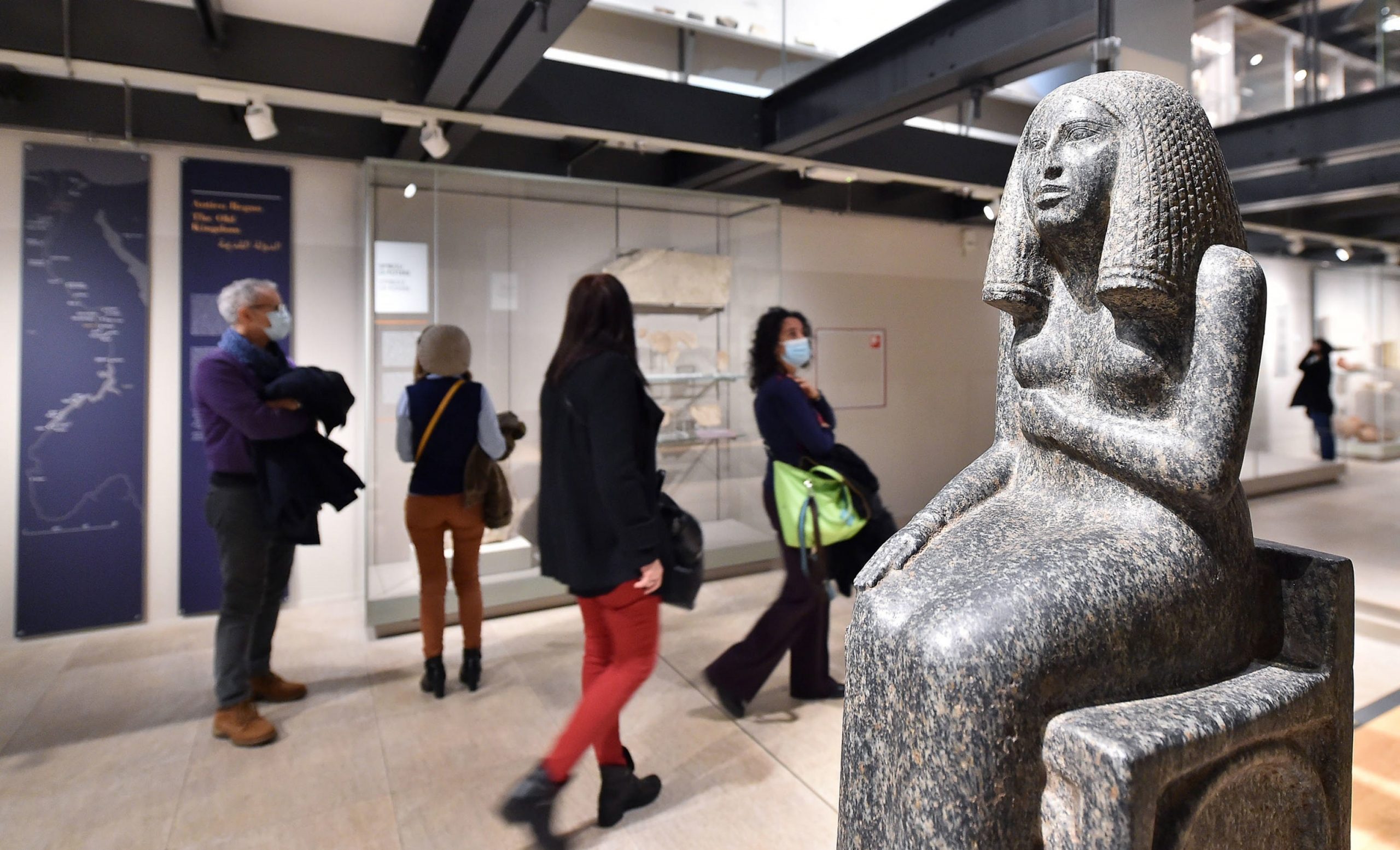 Italia supera las 90 mil muertes por COVID-19 - visitantes-tras-reapertura-de-museo-en-italia-scaled