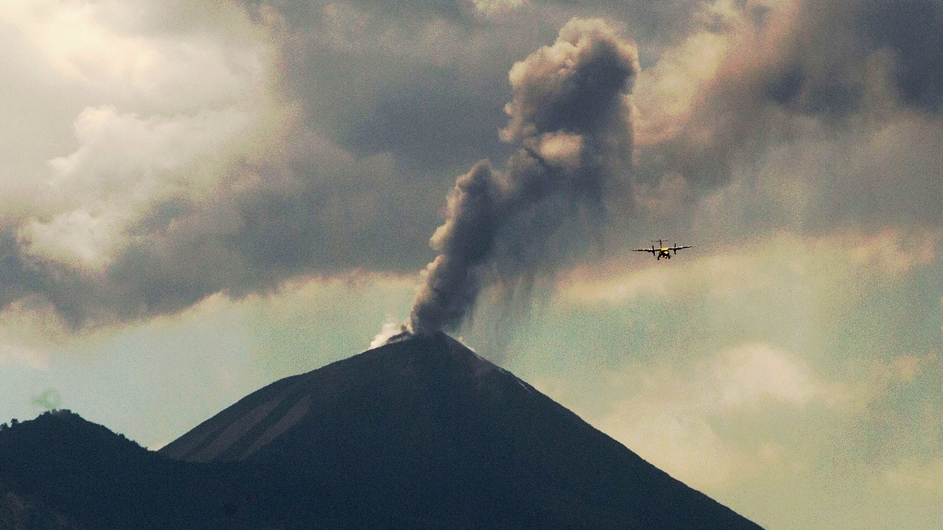 Volcán Pacaya de Guatemala mantiene explosiones de 3 mil 200 metros de altura