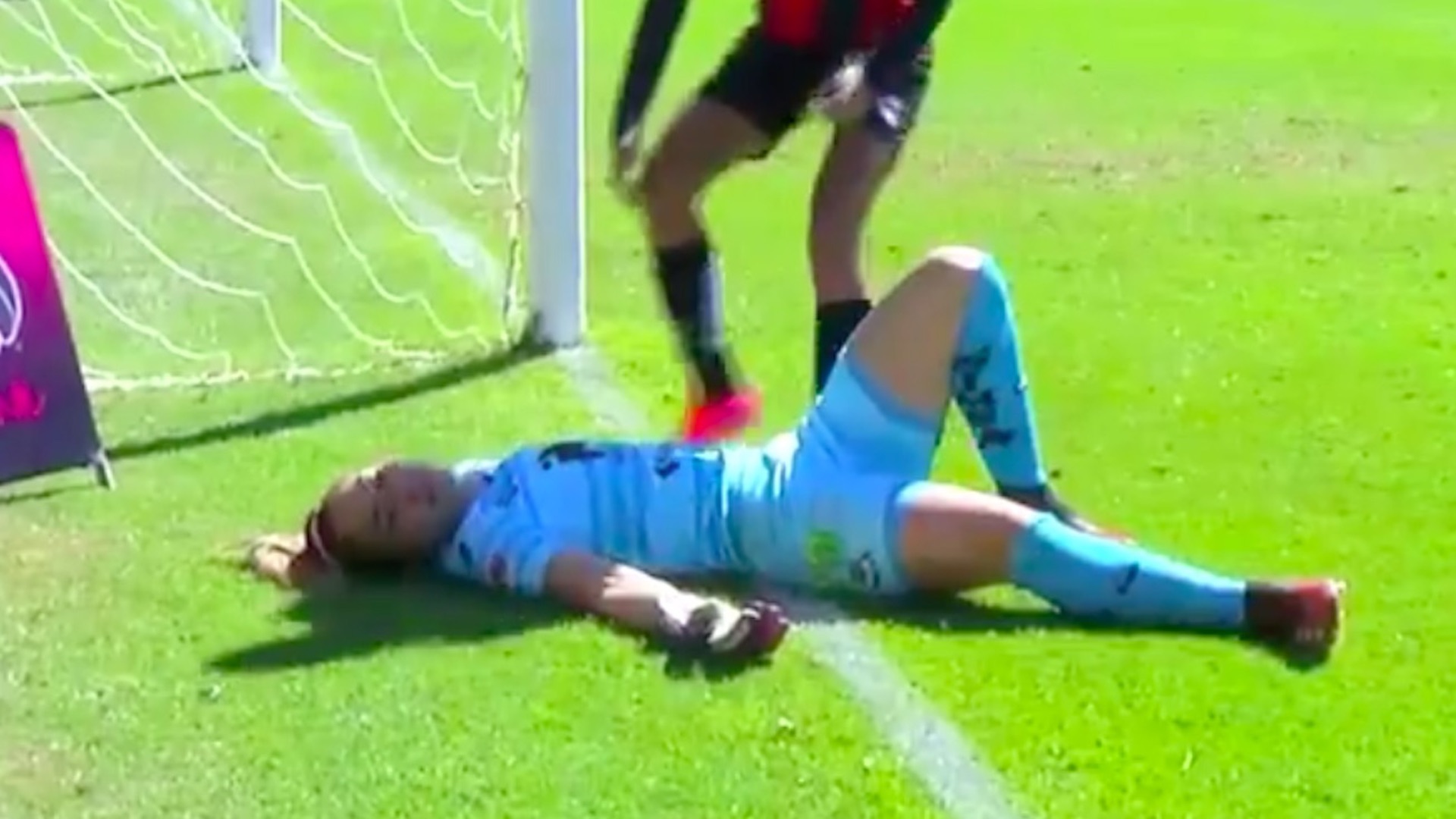 #Video Portera de Santos choca con poste y queda inconsciente durante encuentro ante Atlas