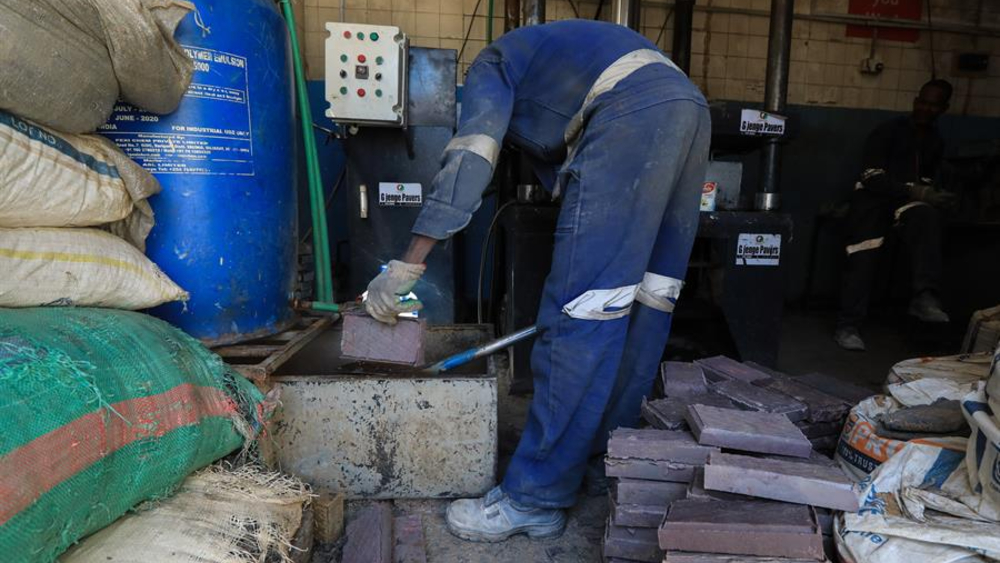 Crean ladrillos reciclados 'más duros que el hormigón' - whatsapp-image-2021-02-18-at-100308