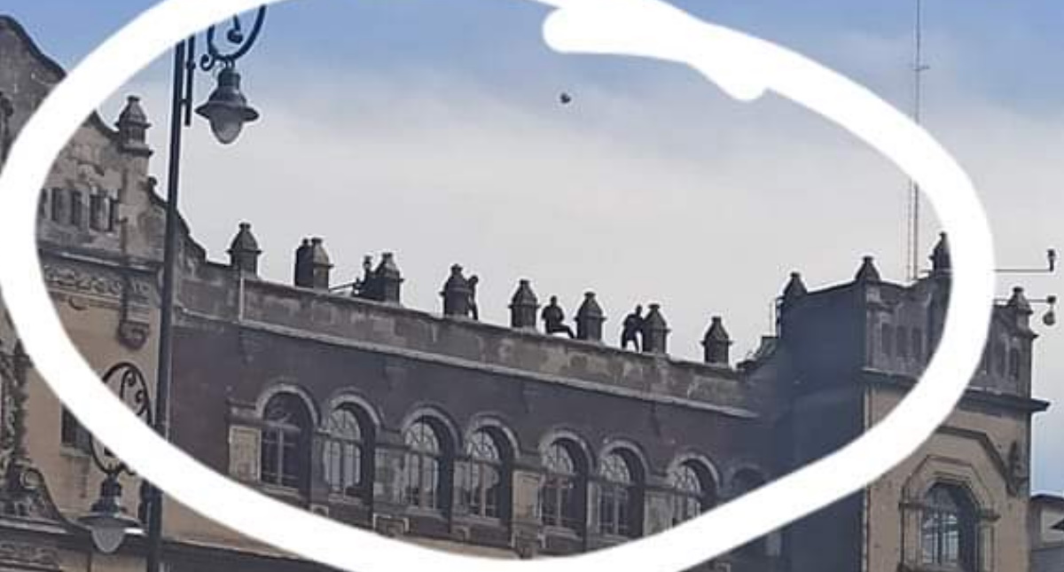 Marcha por el #8M culmina en la Ciudad de México con derrumbe de parte del muro en Palacio Nacional; hay 19 lesionados - 8m-marcha-palacio-nacional-valla-feminista-1