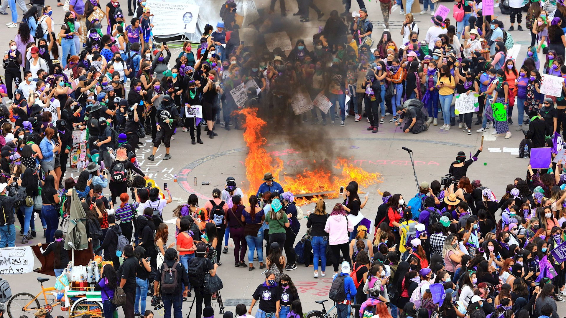 Colectivos feministas se negaron a dialogar en marcha del 8M, asegura AMLO
