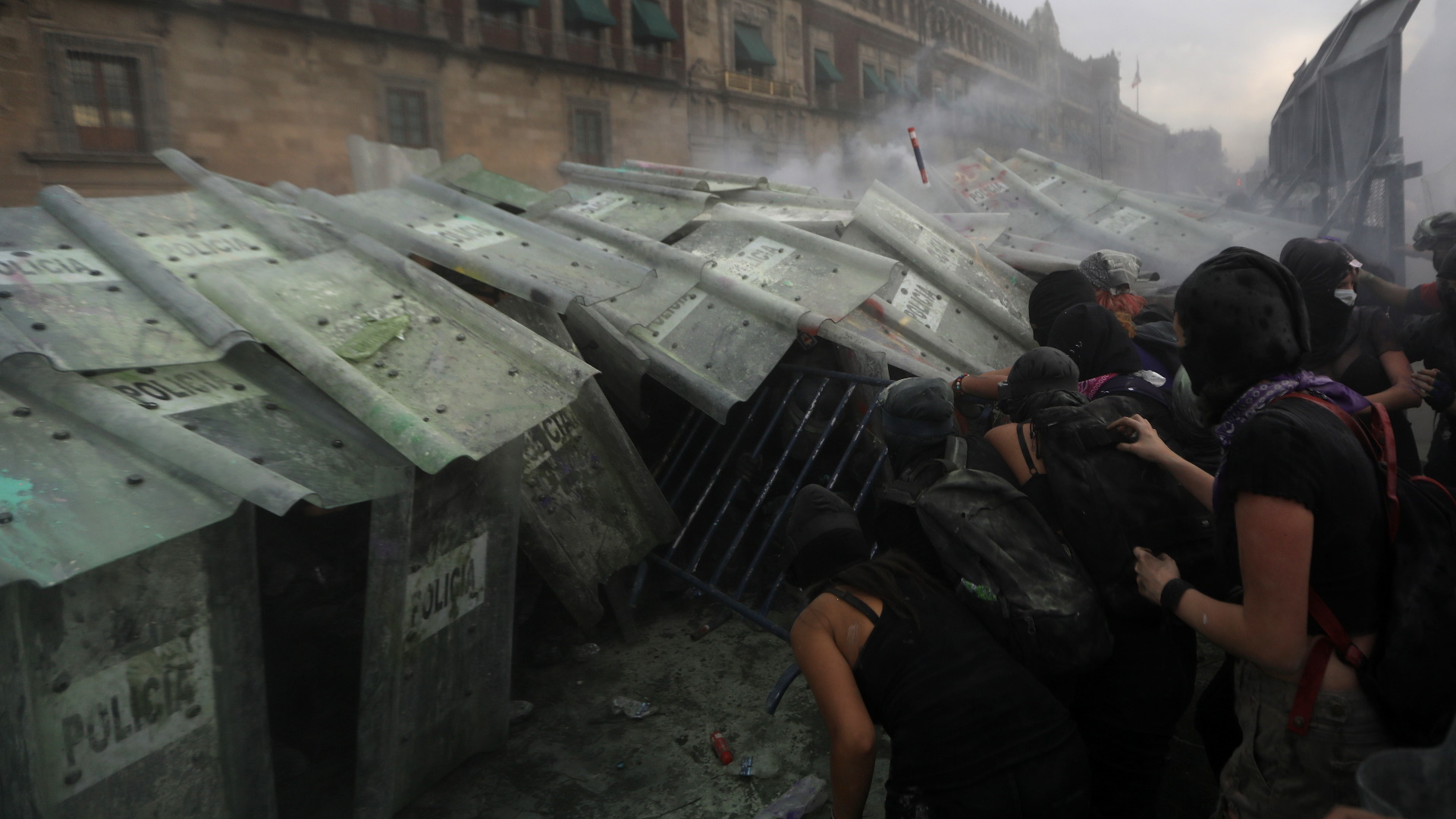Autoridades defienden actuación policial en marchas por el #8M en Ciudad de México pese a críticas