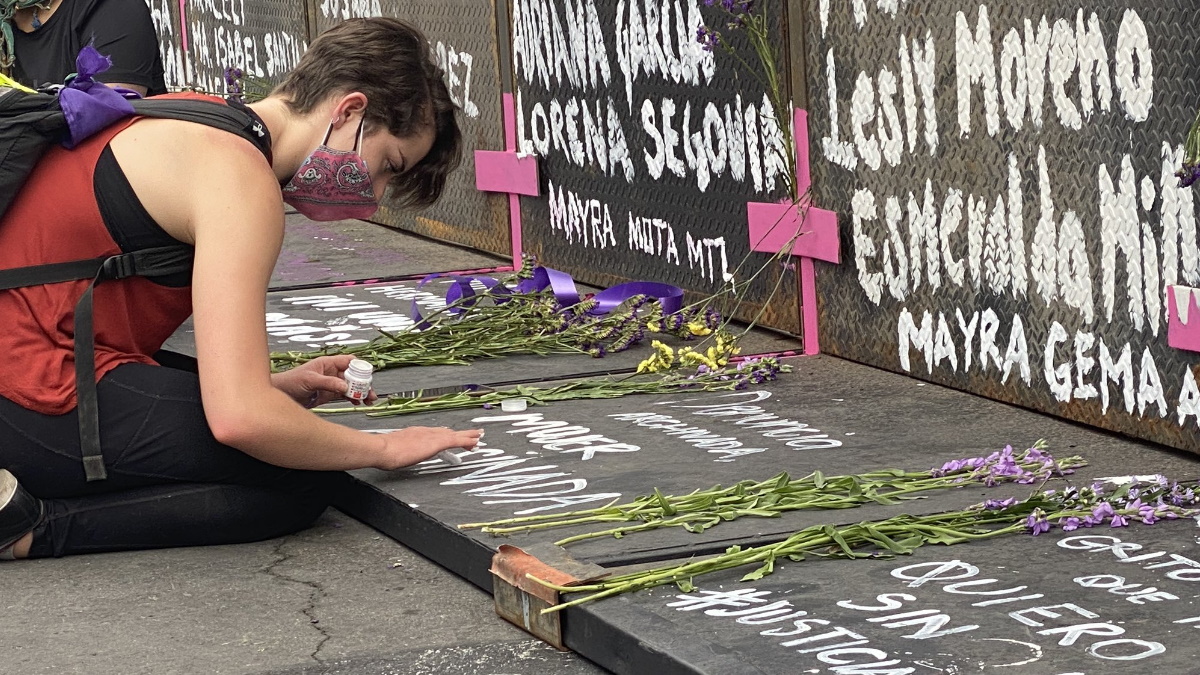 Feministas colocan flores en las vallas de Palacio Nacional