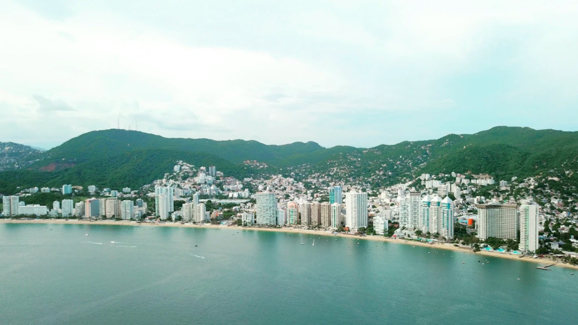 Se espera la llegada de 140 mil turistas a Acapulco por fin de semana largo; gobernador Astudillo ordena reforzar acciones de seguridad y contra COVID-19