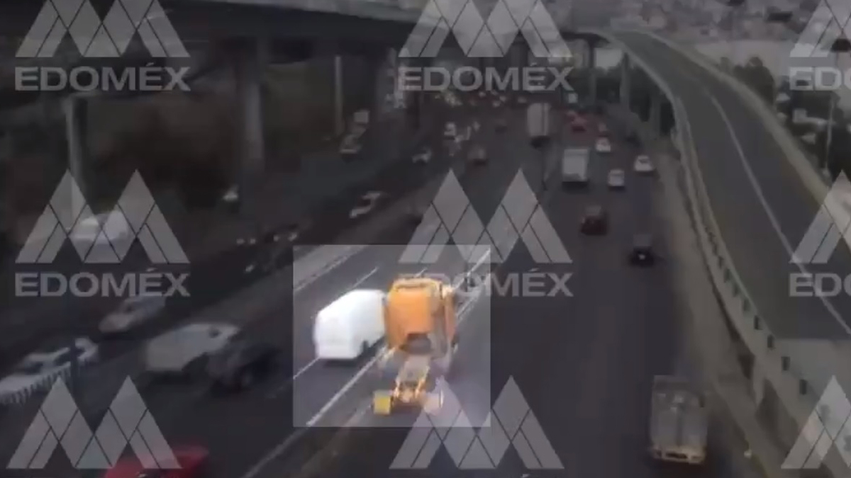 #Video Tráiler choca contra poste sobre la México-Querétaro e impacta auto