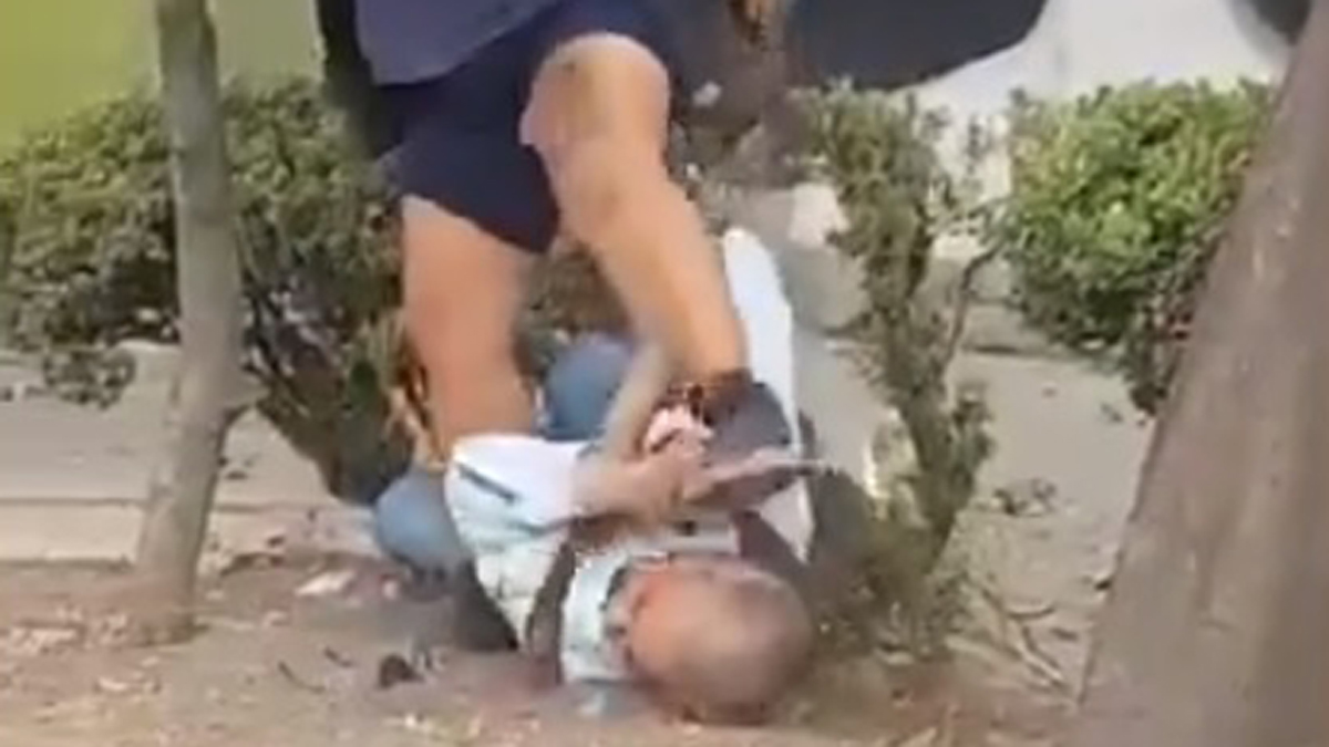 Detienen a mujer que golpeó a adulto mayor cerca del Mercado de Jamaica