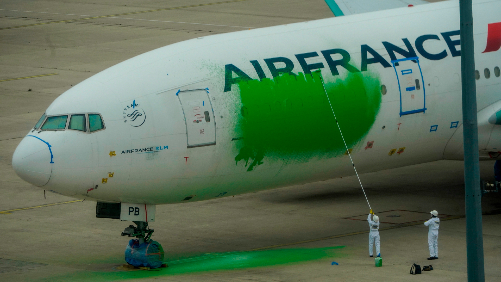Greenpeace pinta de verde un avión de Air France para exigir menos vuelos