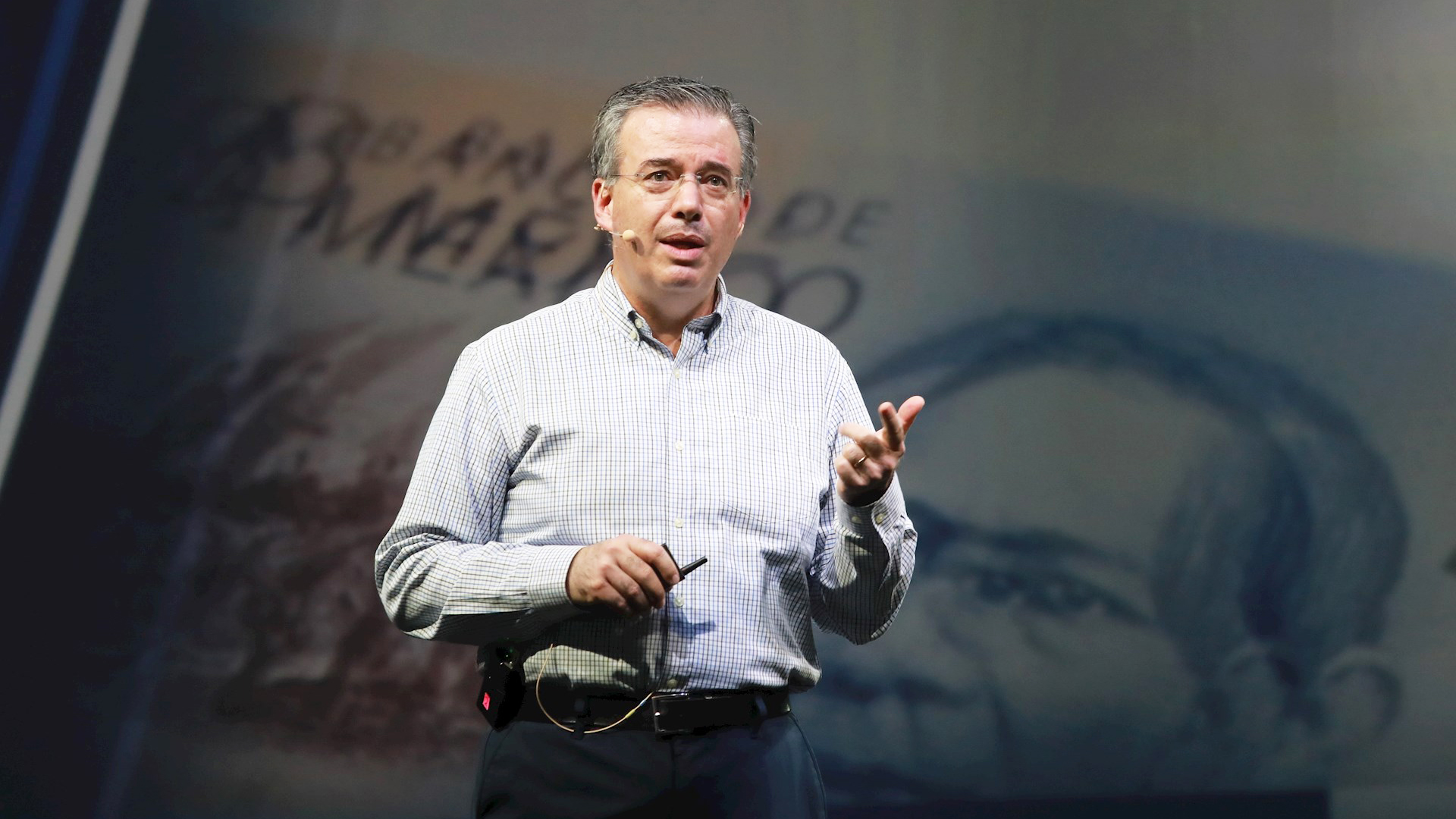 Reconocen a Alejandro Díaz de León como banquero central del año