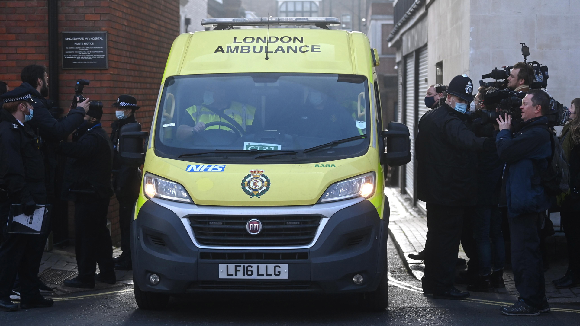 Cambian de hospital en Londres al príncipe Felipe; padece una infección - ambulancia-en-la-que-el-principe-felipe-habria-sido-cambiado-de-hospital