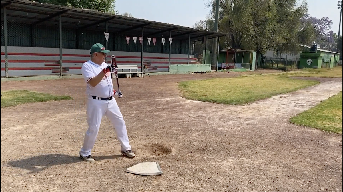 #Video AMLO practica beisbol tras COVID-19