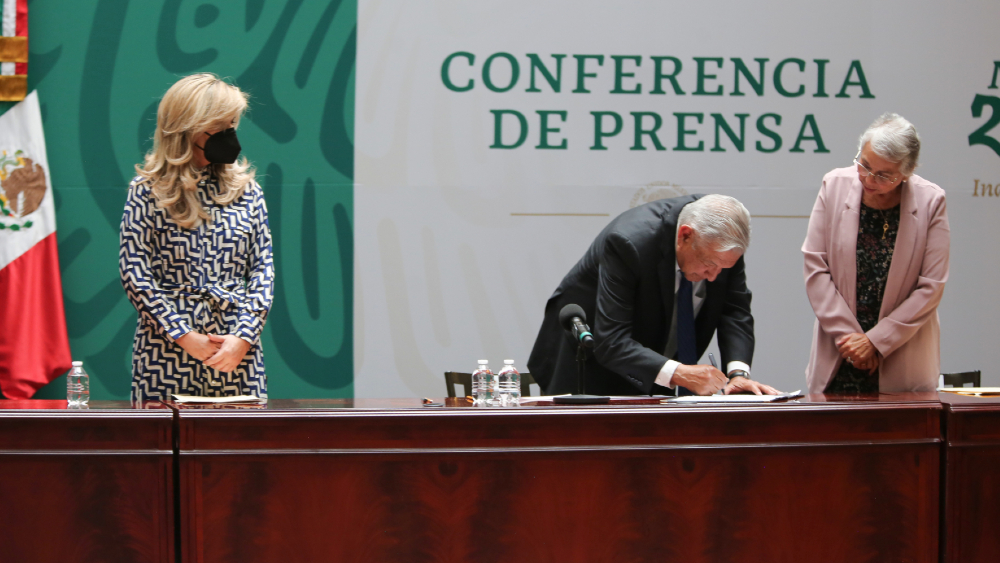 Firma AMLO con gobernadores Acuerdo Nacional por la Democracia