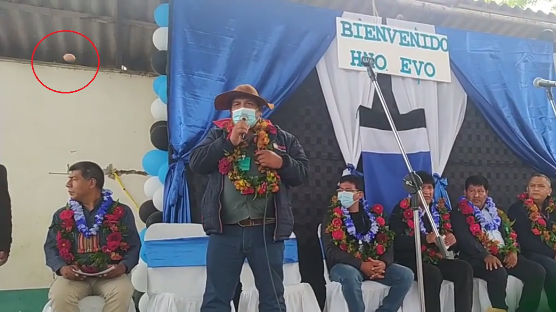 #Video Arrojan huevazos a Evo Morales durante mitin en Bolivia