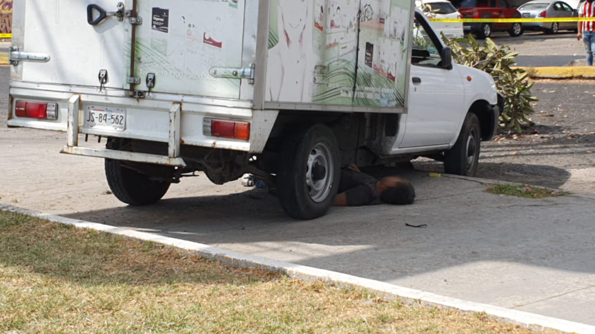 #Video Víctima atropella a jóvenes que lo asaltaron en Guadalajara; delincuentes están graves