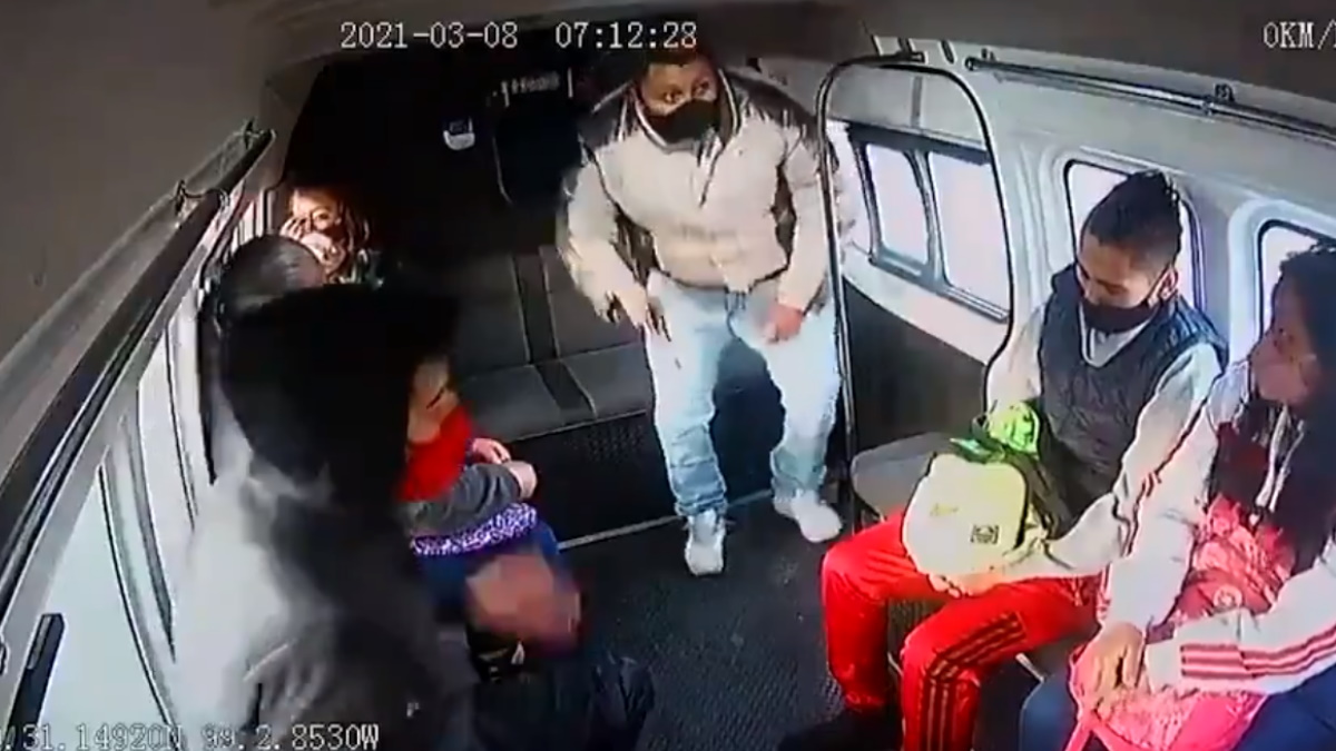#Video “Dale un balazo”, sujetos asaltan a pasajeros de transporte público en Ecatepec