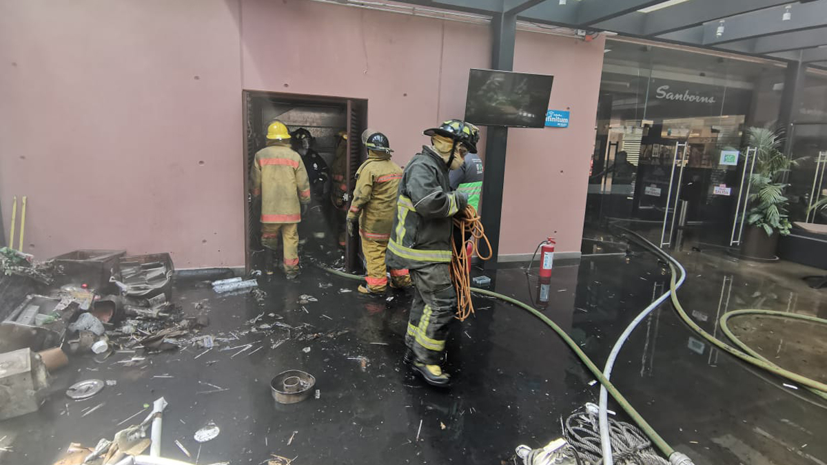 Incendio consume bodega de Sanborns en World Trade Center
