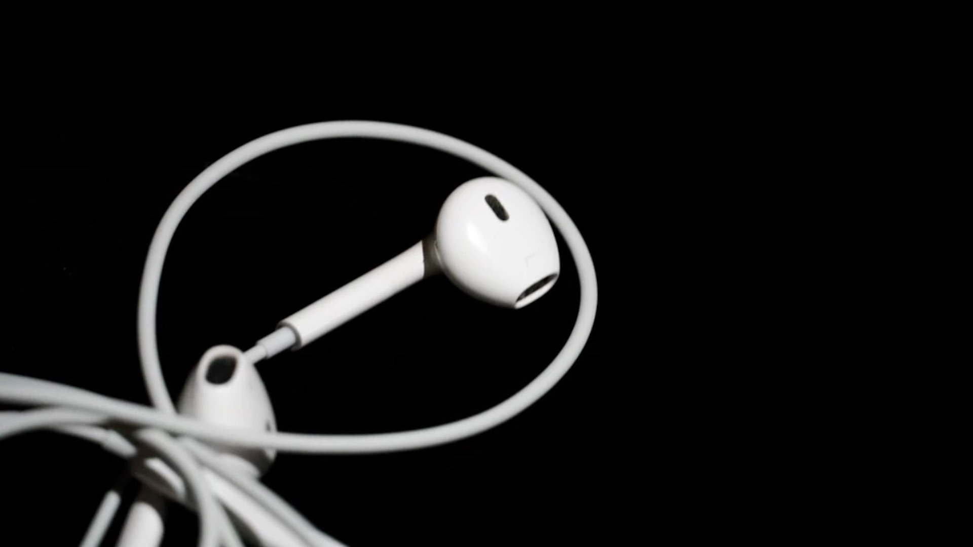 Al menos mil 100 millones de personas están en riesgo de perder audición por usar audífonos