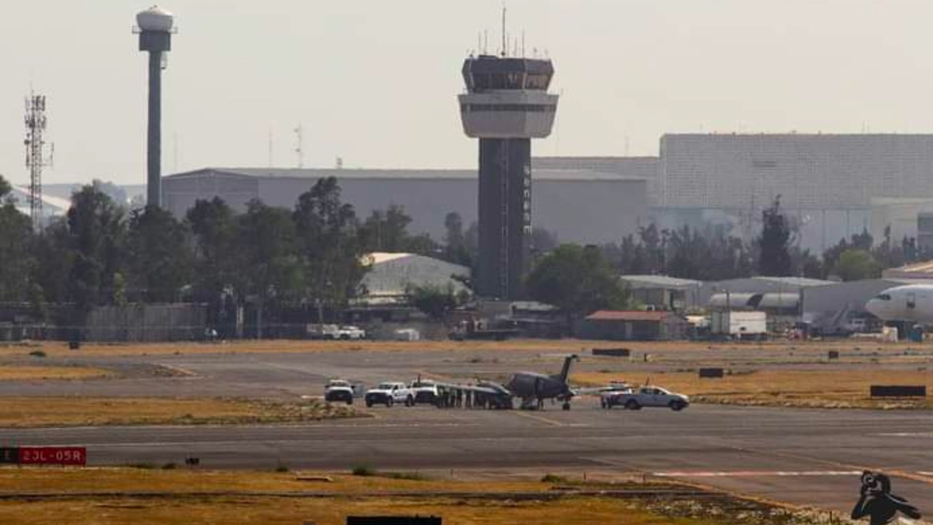 Revientan neumáticos de avión de la Fuerza Aérea Mexicana en el AICM en aterrizaje