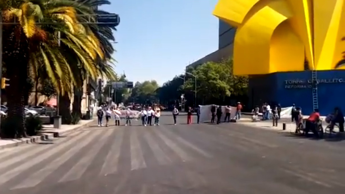 Simpatizantes de Morena bloquean Paseo de la Reforma; exigen audiencia con Mario Delgado