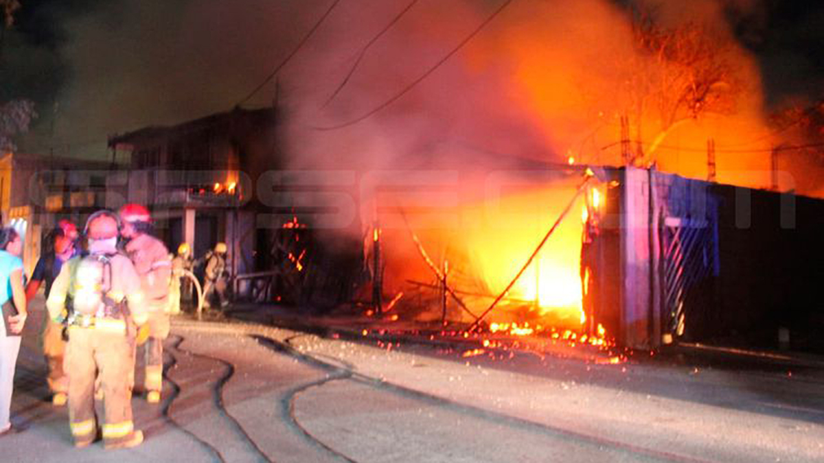 Incendios consumen locales comerciales este fin de semana en Tulum - bomberos-de-tulum-en-labores-de-extincion-de-incendio