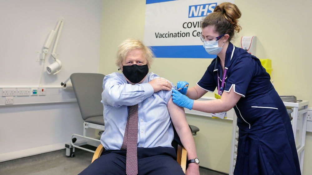 Boris Johnson recibe la vacuna de AstraZeneca contra el coronavirus