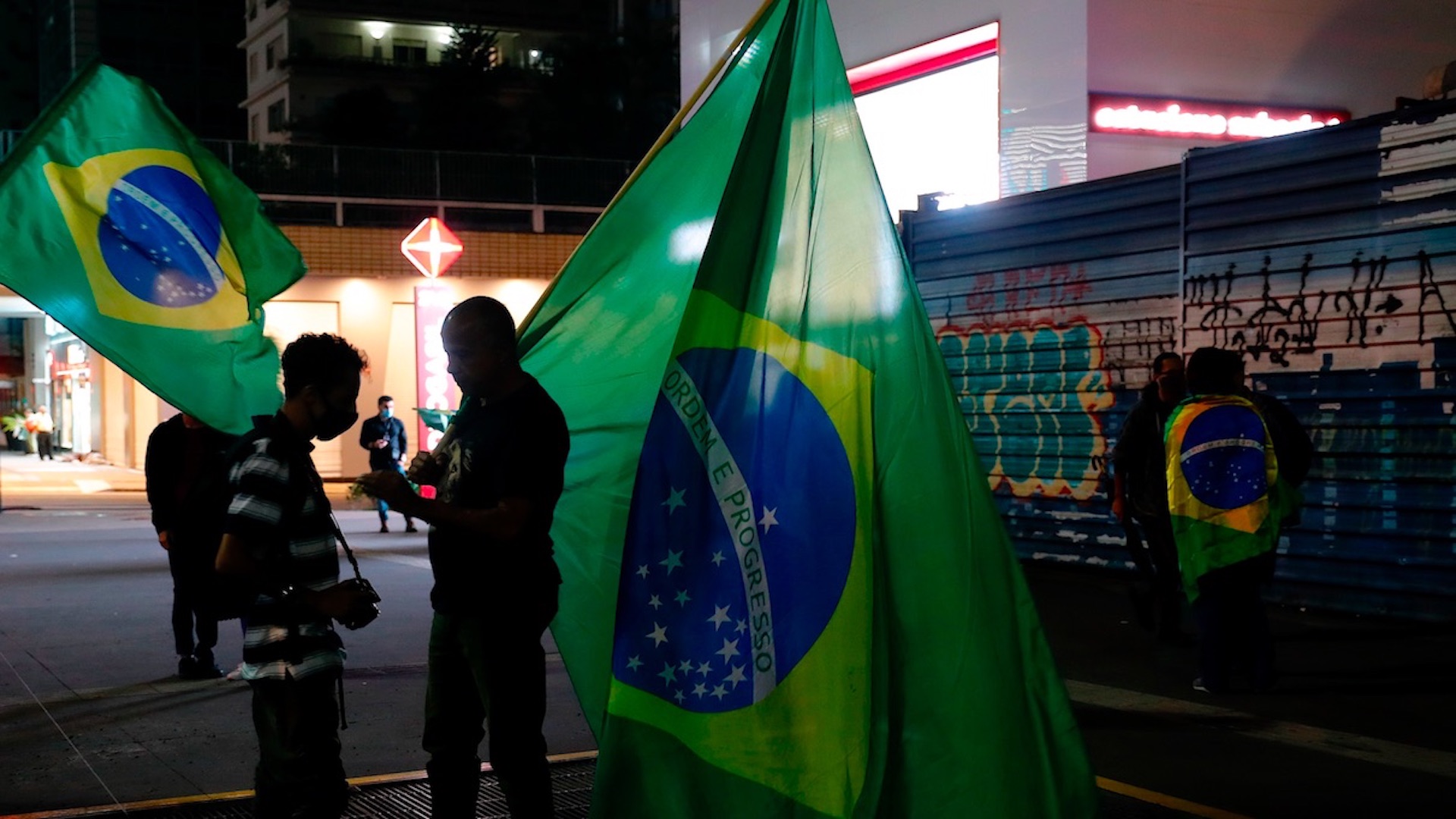 Brasil roza las 295 mil muertes por COVID-19 mientras recibe primeras vacunas de Covax