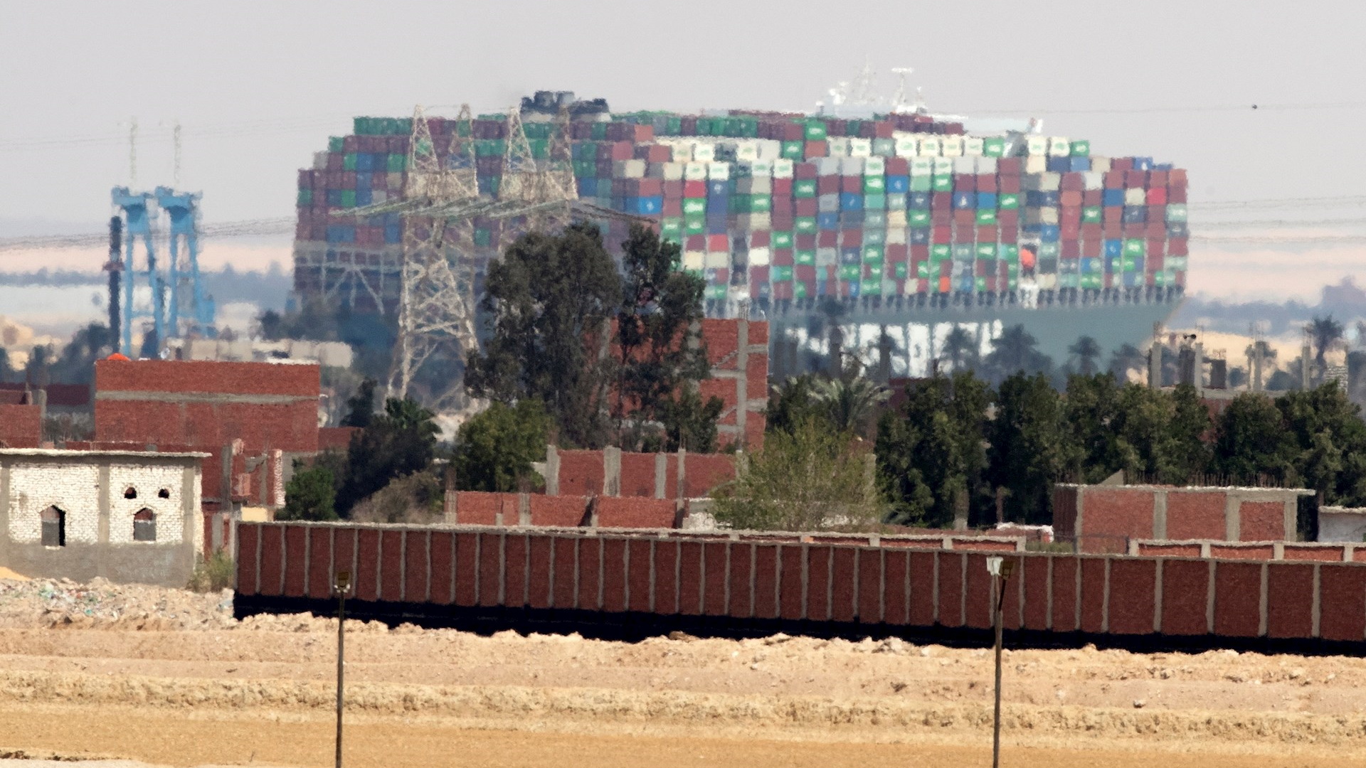 Continúan sin éxito trabajos para desencallar el buque Ever Given y liberar el canal de Suez - buque-canal-de-suez-egipto-bloqueo-encallado-2