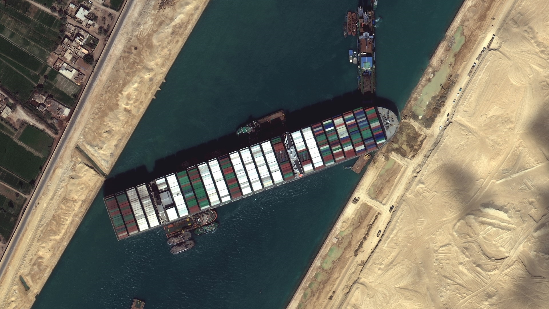 Buque encallado en el canal de Suez ha sido "reflotado parcialmente", afirma empresa - buque-canal-de-suez-egipto-bloqueo-encallado-3