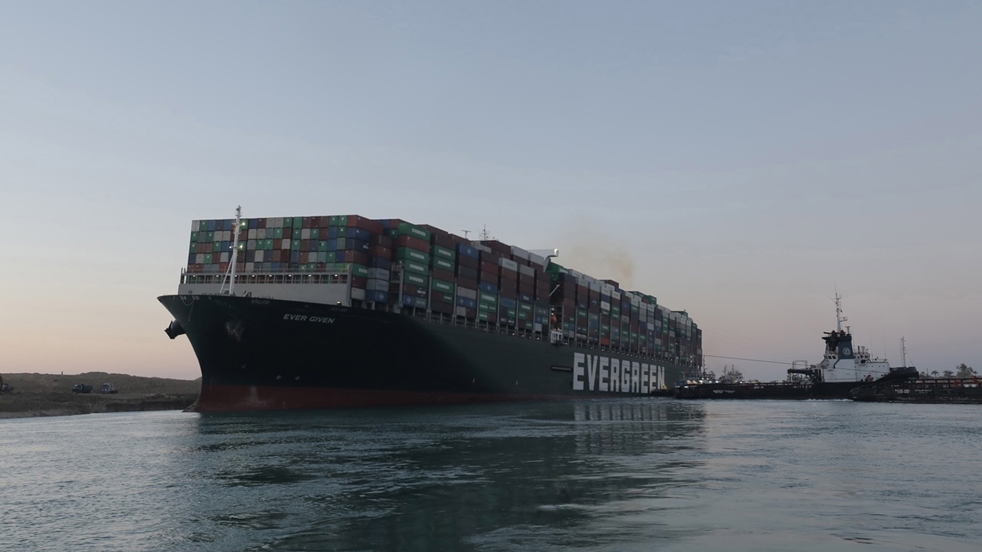 Reflotan el buque Ever Given y liberan el canal de Suez